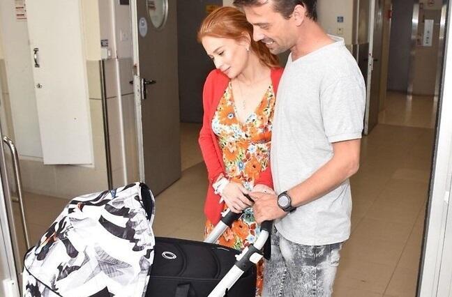 Люси Дубинчик со вторым ребенком в роддоме. Фото: Чано