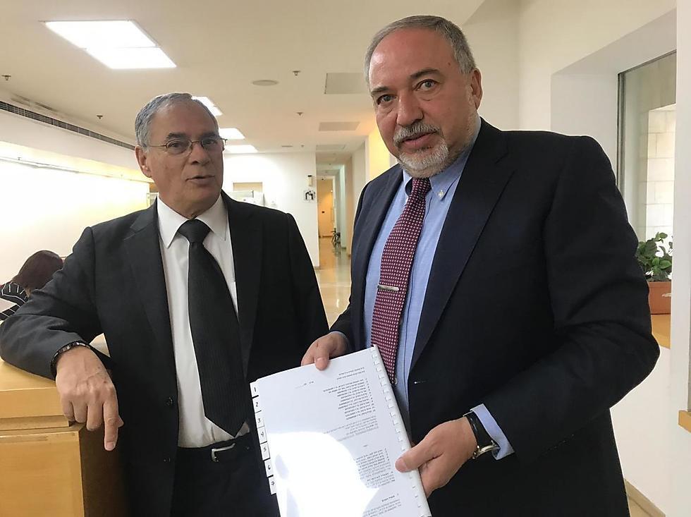 Адвокат Эйтан Хаберман и Авигдор Либерман (НДИ) во время подачи иска