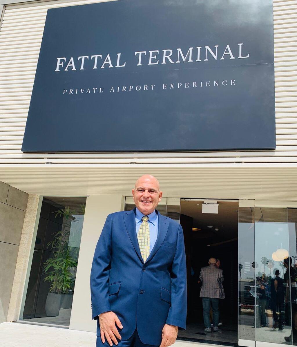 Давид Фатталь у входа в VIP-терминал аэропорта Бен-Гурион