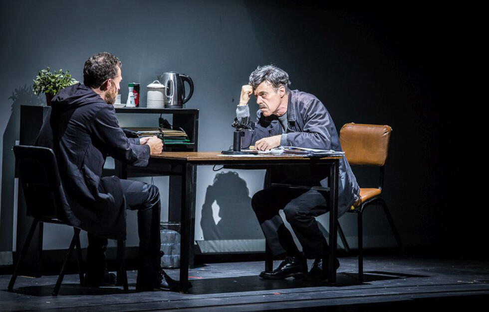 Сцена из спектакля "Повторное расследование". Фото: Виктория Шуб (Сцена из спектакля "Повторное расследование". Фото: Виктория Шуб) Сцена из спектакля "Повторное расследование". Фото: Виктория Шуб