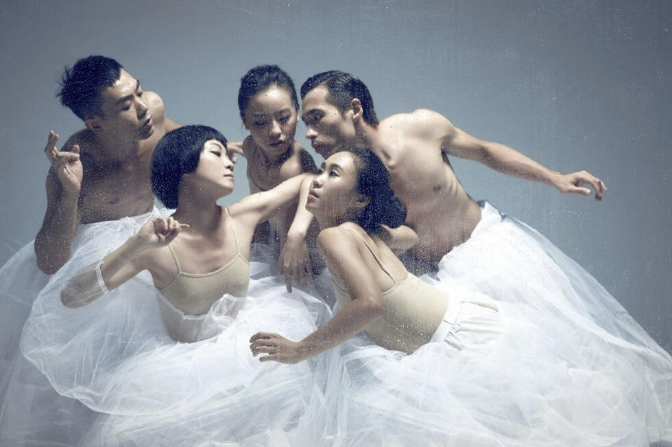 Сцена из балета Floating Flowers. Фото: @Chou Mo (предоставлено пресс-службой театра B.DANCE) (Сцена из балета "Floating Flowers". Фото: @Chou Mo (предоставлено пресс-службой театра "B.DANCE")) Сцена из балета Floating Flowers. Фото: @Chou Mo (предоставлено пресс-службой театра B.DANCE)