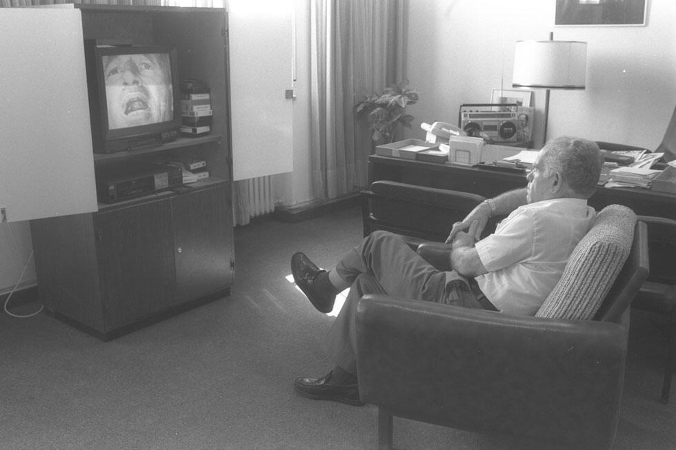 Ицхак Шамир смотрит предвыборный ролик Шимона Переса. 1988 год. Фото: ЛААМ