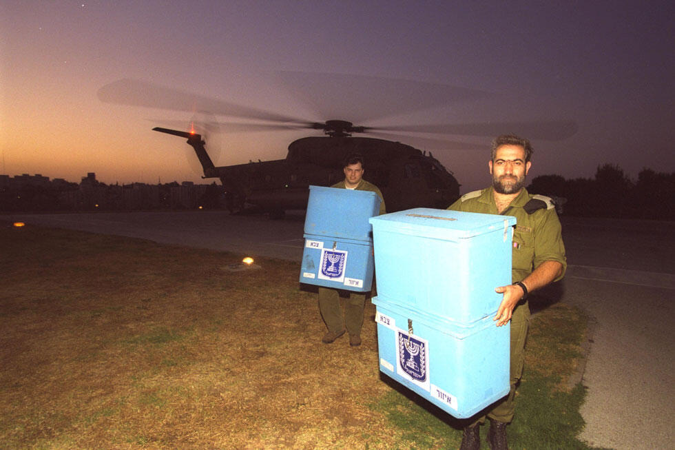 Избирательные урны с бюллетенями солдат ЦАХАЛа доставлены в Израиль из Ливана. 1996 год. Фото: Ави Охайон, ЛААМ