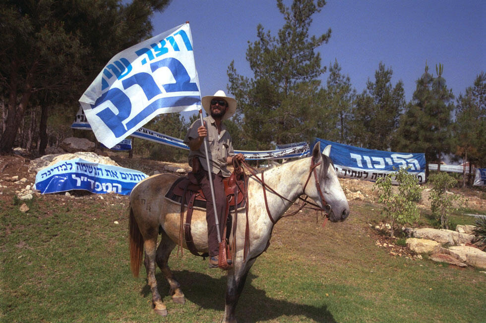  Житель поселка Кохав-Яир агитирует за Эхуда Барака. 1999 год. Фото: Моше Мильнер, ЛААМ