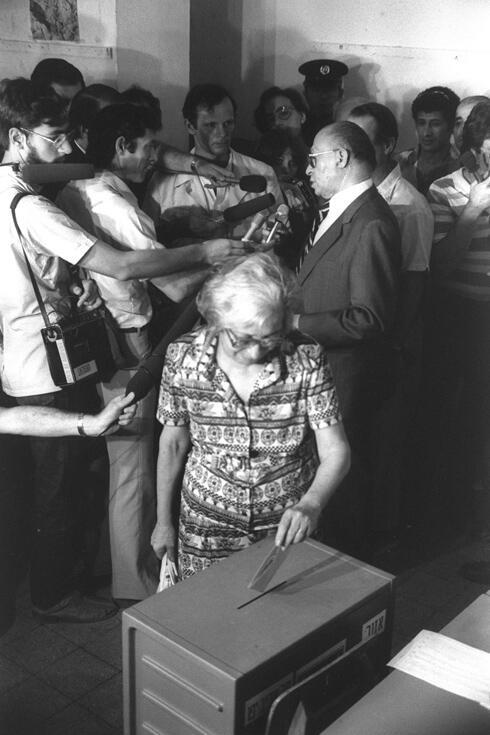  Глава правительства Менахем Бегин с супругой Ализой голосуют в Тель-Авиве. 1981 год. Фото: Моше Мильнер, ЛААМ