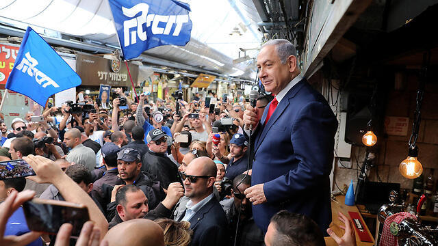 Netanyahu visitng a market in Jeruslaem Monday