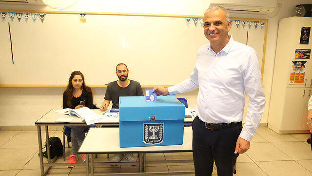 Moshe Kahlon voting in Haifa in the 2019 elections (צילום: אלעד גרשגורן) Moshe Kahlon voting in Haifa in the 2019 elections