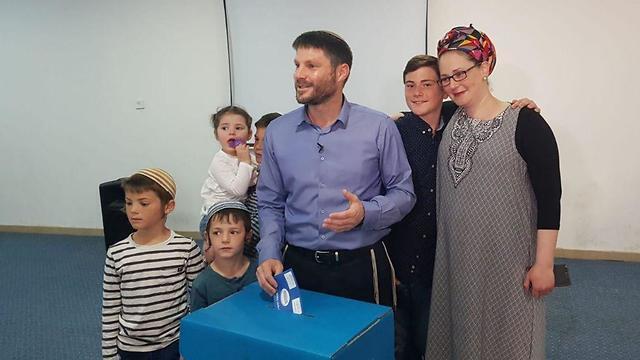 Депутат и кандидат от Альянса правых сил Бецалель Смотрич с семьей