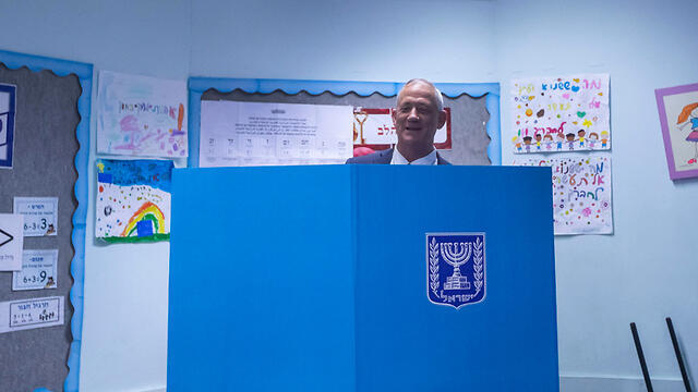Blue and White leader Benny Gantz votes in the April 2019 elections