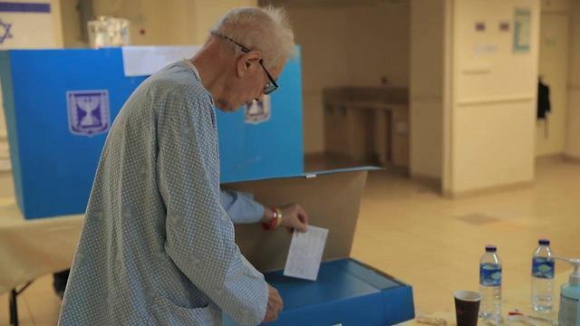 Голосование в больнице "Шиба". Фото: Таль Шимони