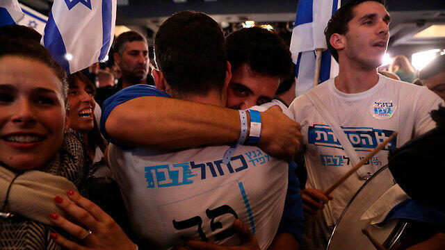 Blue and White party activists celebrate the exit polls reults (צילום: AFP) Blue and White party activists celebrate the exit polls reults