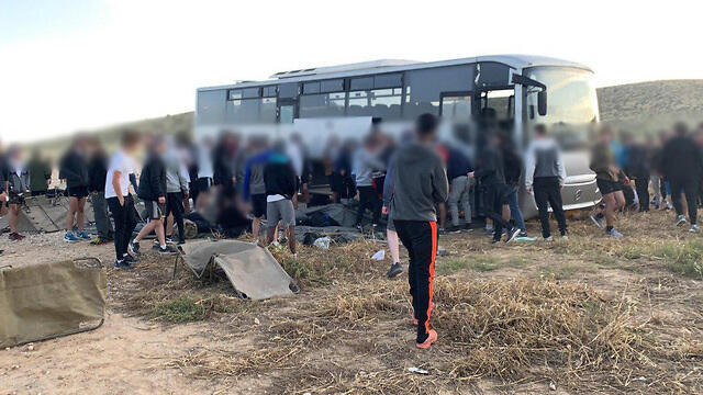 Автобус покатился на палатки