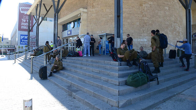 Военнослужащие застряли по дороге домой. Фото: Герцль Йосеф
