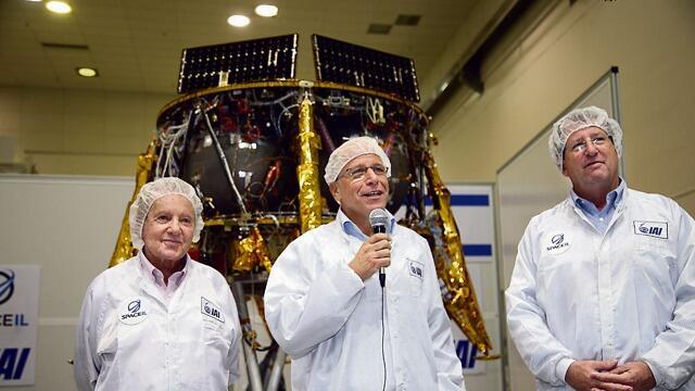 Morris Kahn, left,with the Beresheet team (Photo: Yariv Katz)