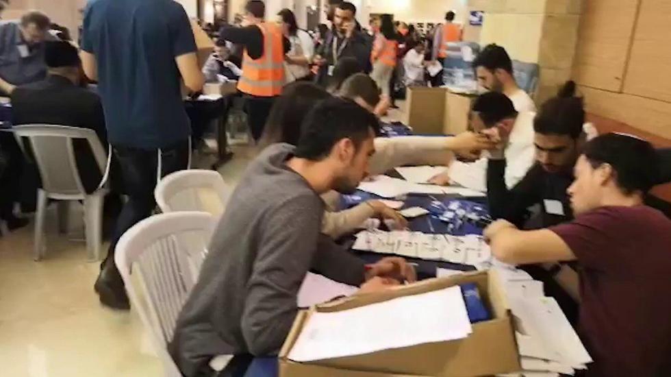 Подсчет двойных конвертов в ЦИК. Фото: Янир Козин (צילום: יניר קוזין, מעריב) Подсчет двойных конвертов в ЦИК. Фото: Янир Козин