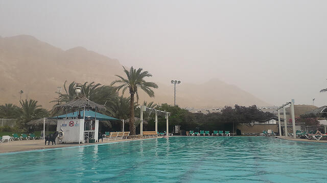 Запыленность воздуха в Эйн-Геди. Фото: Ноам Давид Беренштейн (צילום: נועם דוד ברנשטיין) Запыленность воздуха в Эйн-Геди. Фото: Ноам Давид Беренштейн