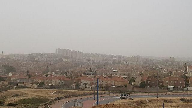 Высокая запыленность воздуха в Димоне. Фото: Рои Идан (צילום: רועי עידן) Высокая запыленность воздуха в Димоне. Фото: Рои Идан