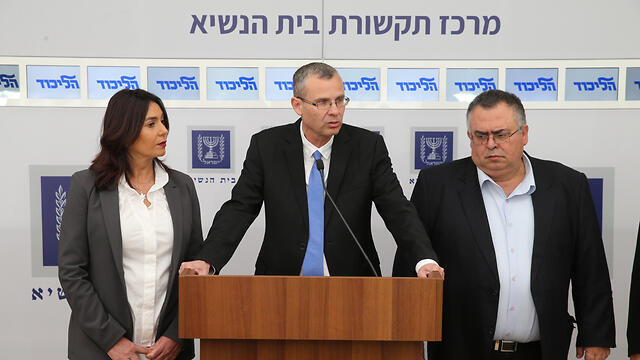 Controversial candidate for Justice Minister Yariv Levin, flanked by Regev and Bitan (צילום: עמית שאבי) Controversial candidate for Justice Minister Yariv Levin, flanked by Regev and Bitan