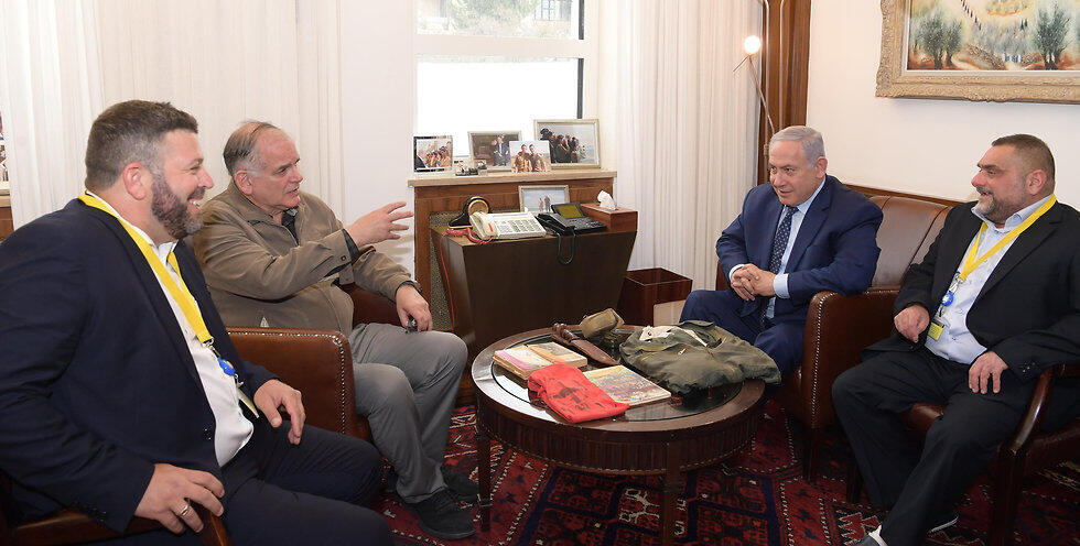 Benjamin Netanyahu (2nd right) with his brother Iddo Netanyahu (2nd left) and Yosef Shemesh, right, at the Prime Minister's Office in Jerusalem (Photo: GPO)