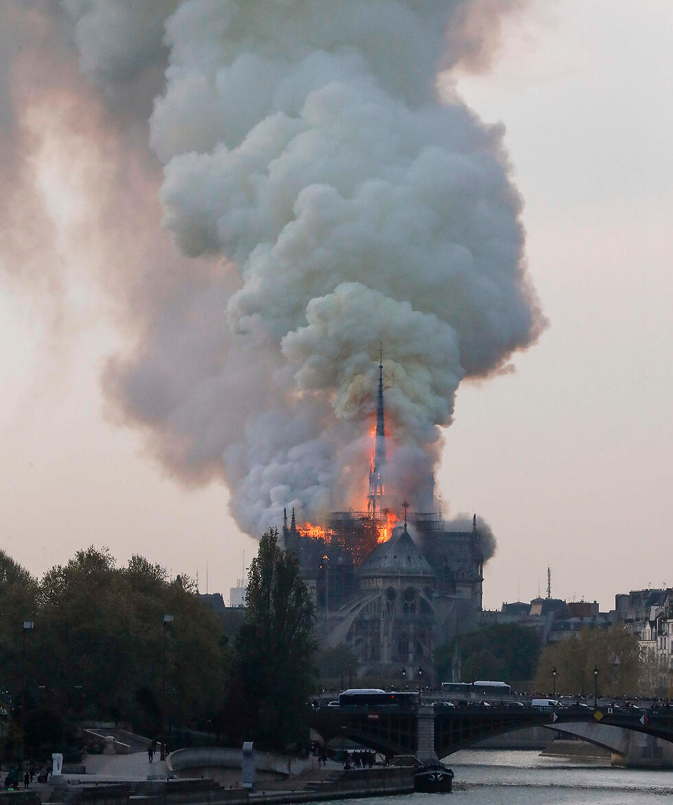 Дым поднимался на огромную высоту. Фото: AFP