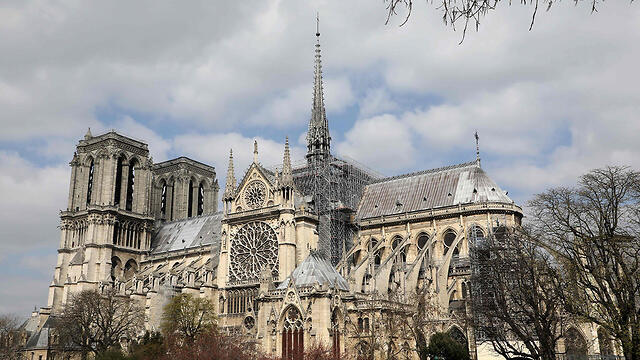 Вначале над зданием начал клубиться дым, а потом начали вырываться открытые языки пламени. Фото: AFP