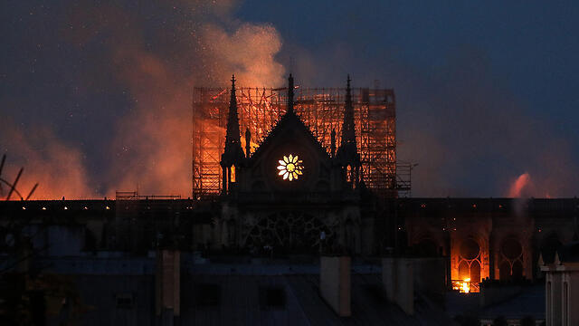 Горит собор. Фото: AFP