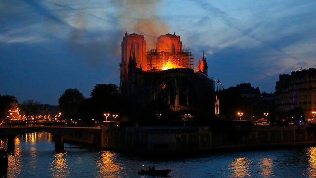 Пожар в соборе. Фото: АР