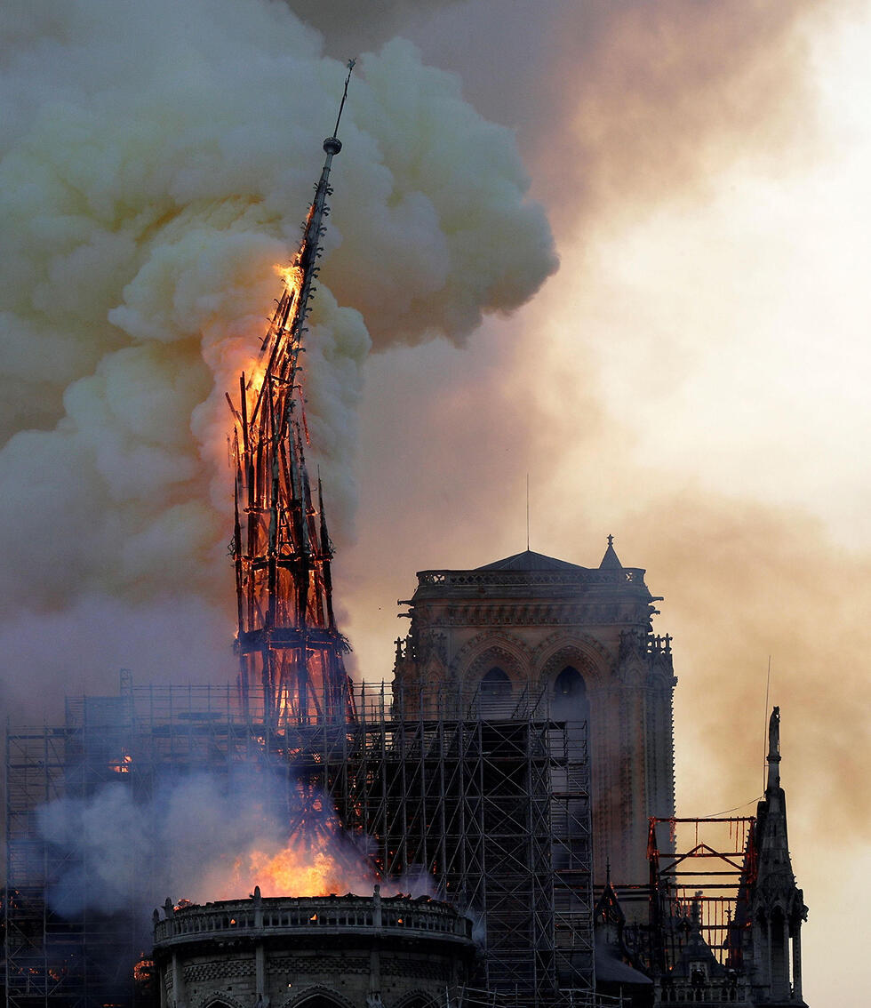 96-метровый шпиль, изготовленный из дуба, сгорел за час. Фото: AFP