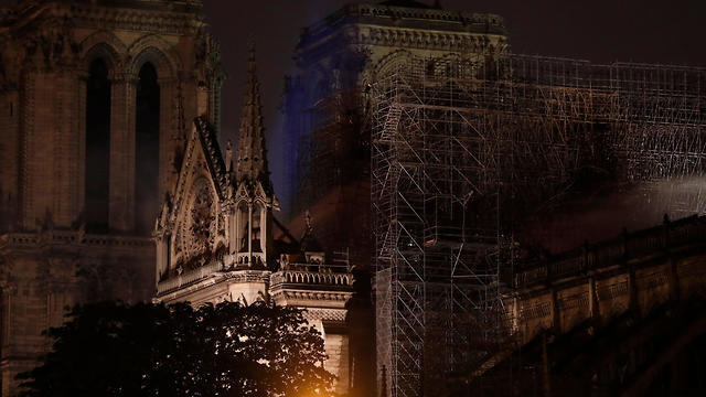 Пожар тушили всю ночь. Фото: AFP