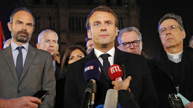 Президент Макрон: "Мы восстановим собор. Все вместе. С завтрашнего дня начнется сбор средств как во Франции, так и вне ее границ". Фото: АР