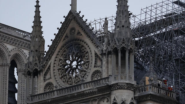 Пожар начался на верхних ярусах собора. Фото: AFP
