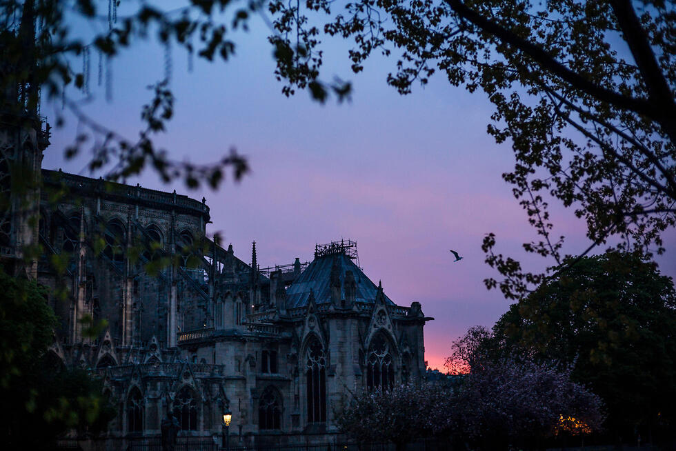 Возгорание удалось локализовать лишь к утру. Фото: АР