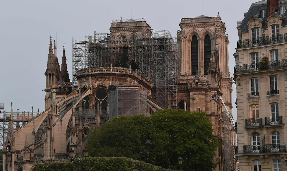 Пожар, начавшийся в левой башне, удалось быстро потушить. Фото: AFP