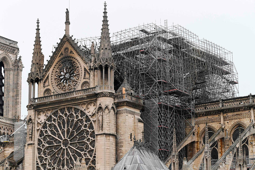 Главный фасад здания удалось отстоять. Фото: AFP