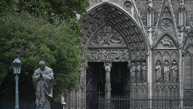 Главный вход не пострадал. Фото: AFP