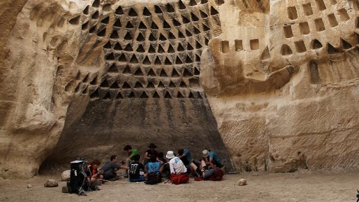 חורבת מדרס בחורש עדולם, מבט מבפנים