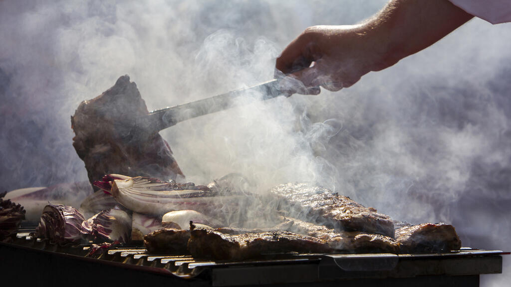 Мясо на мангале. Иллюстрация (Фото: shutterstock) אילוס אילוסטרציה מנגל על האש