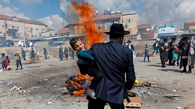 Burning chamtez (leavened produce) in Jerusalem