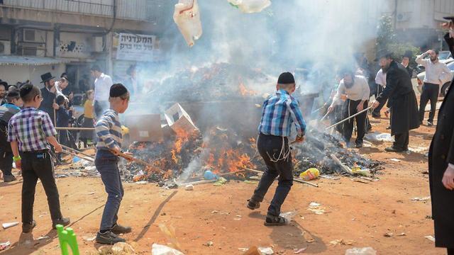 Burning chamtez (leavened produce) in Bnei Brak
