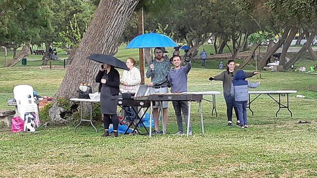 Парк в Ашкелоне: жарим мясо под дождем. Фото: пресс-служба Управления национальных парков