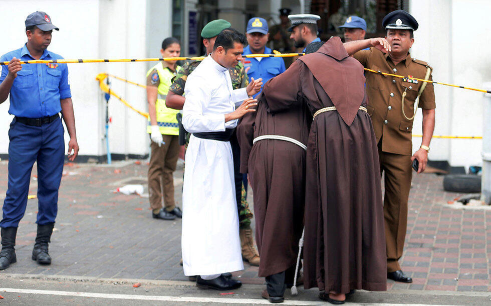 Monks comfort each other after bomb blasts in Sri Lanka (Photo: Reuters)