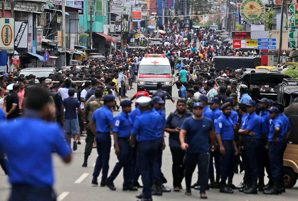Police clear the street in Colombo after bomb blasts (Photo: AP)