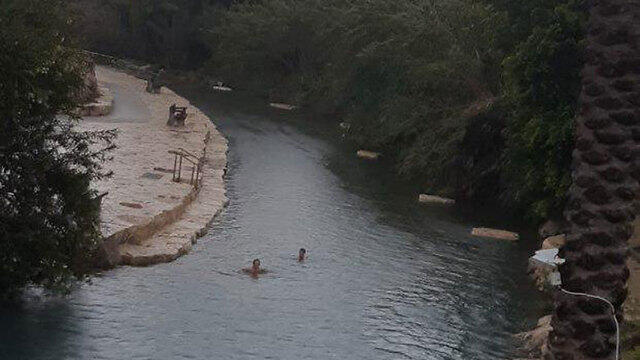 Несмотря на холод, в Сахне туристы не упустили возможности искупаться. Фото: Ринат Русо, Управление парков и заповедников (צילום: רינת רוסו רשות הטבע והגנים) Несмотря на холод, в Сахне туристы не упустили возможности искупаться. Фото: Ринат Русо, Управление парков и заповедников