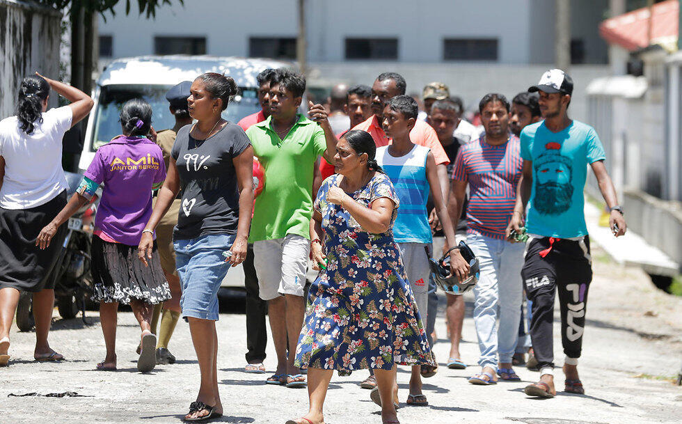 Families of victims of the Sri Lanka bombings gather at a hospital in Colombo (Photo: AP) (צילום: AP) Families of victims of the Sri Lanka bombings gather at a hospital in Colombo (Photo: AP)