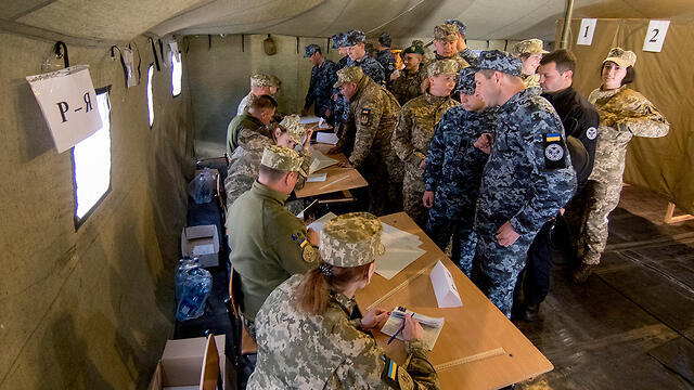 Голосование на выборах президента Украины. Фото: EPA (צילום: EPA) Голосование на выборах президента Украины. Фото: EPA