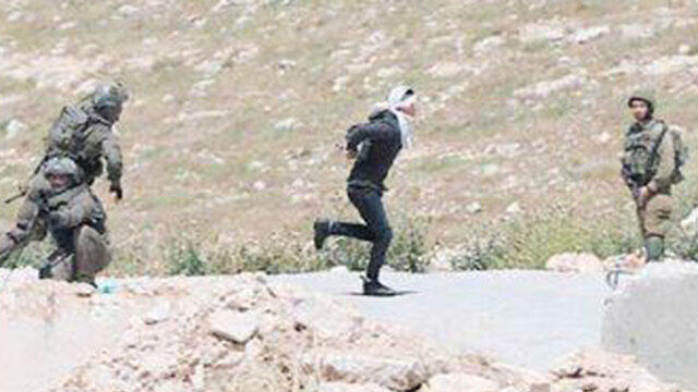 Палестинец убегает от солдат ЦАХАЛа