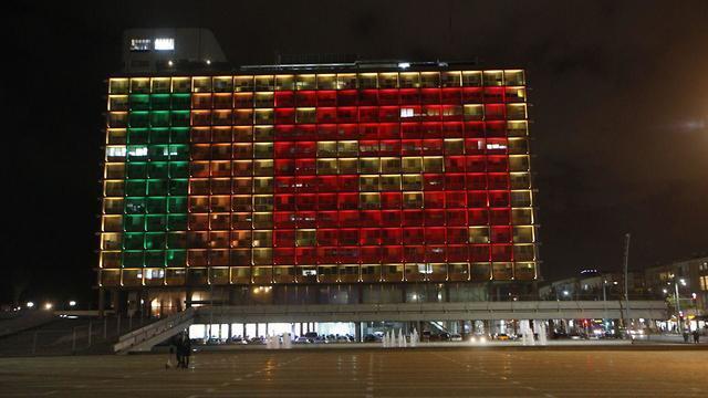 Флаг Шри-Ланки на фасаде тель-авивской мэрии. Фото: Моти Кимхи (צילום: מוטי קמחי) Флаг Шри-Ланки на фасаде тель-авивской мэрии. Фото: Моти Кимхи