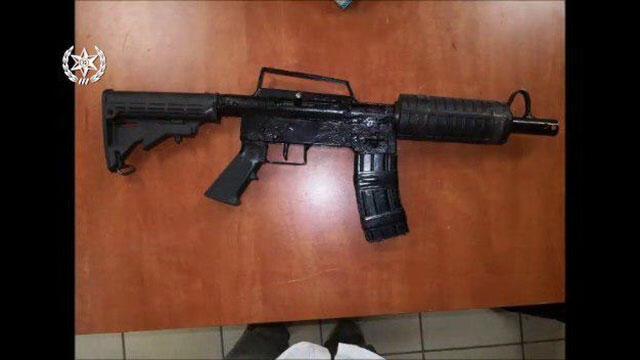 Перехваченный у торговцев оружием автомат. Фото: пресс-служба полиции
