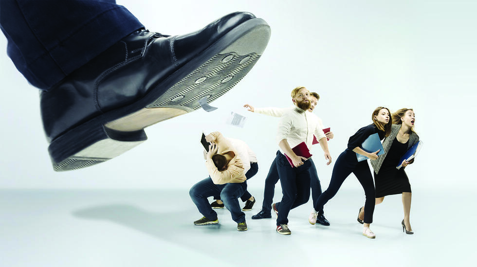 A toxic workplace. Stern exposes what goes on behind the scenes (Photo: Shutterstock) אילוסטרציה של עובדים בורחים מהנעל של הבוס שלהם