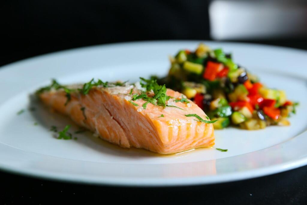 Лосось по рецепту Виктора Глогера. Фото: Ярон Бренер (צילום: ירון ברנר) Лосось по рецепту Виктора Глогера. Фото: Ярон Бренер